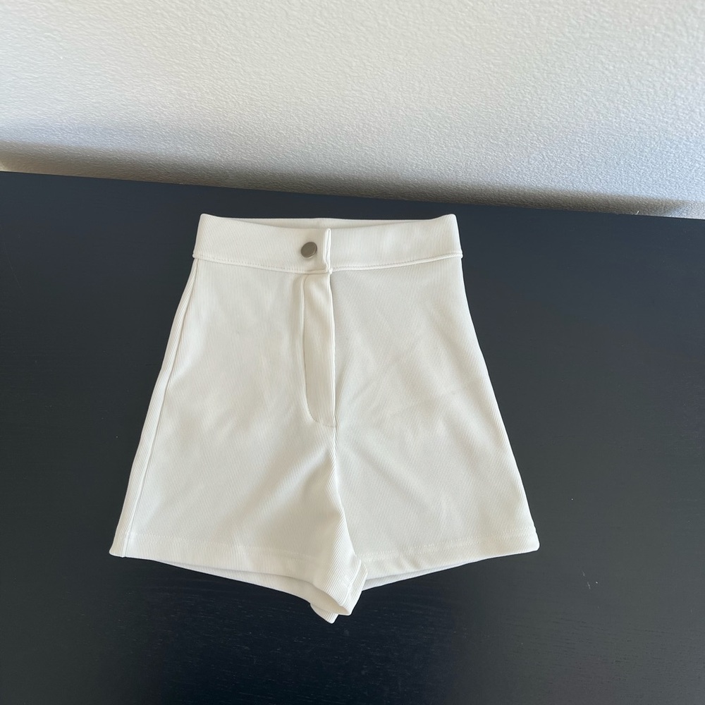 ARE YOU AM I Ribbed Short White